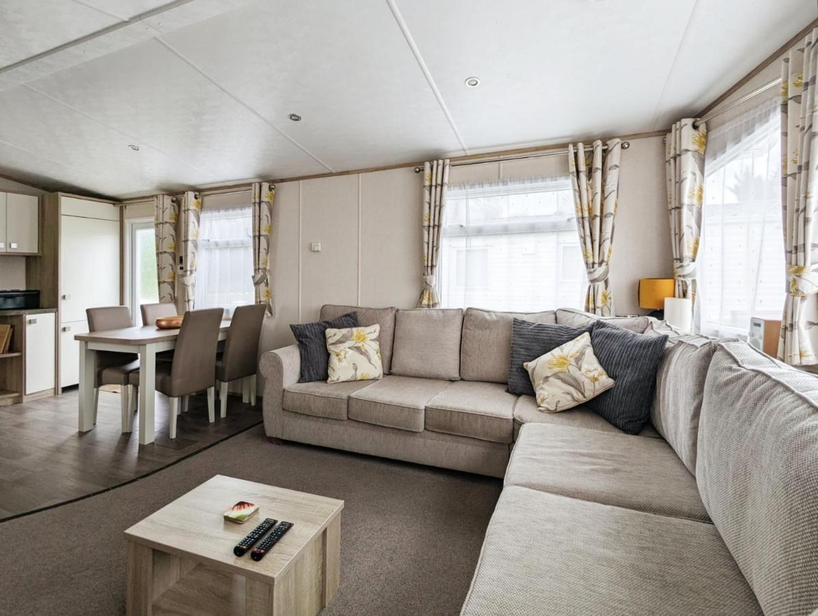 Villa Caravan In The Cotswolds Cirencester Exterior foto