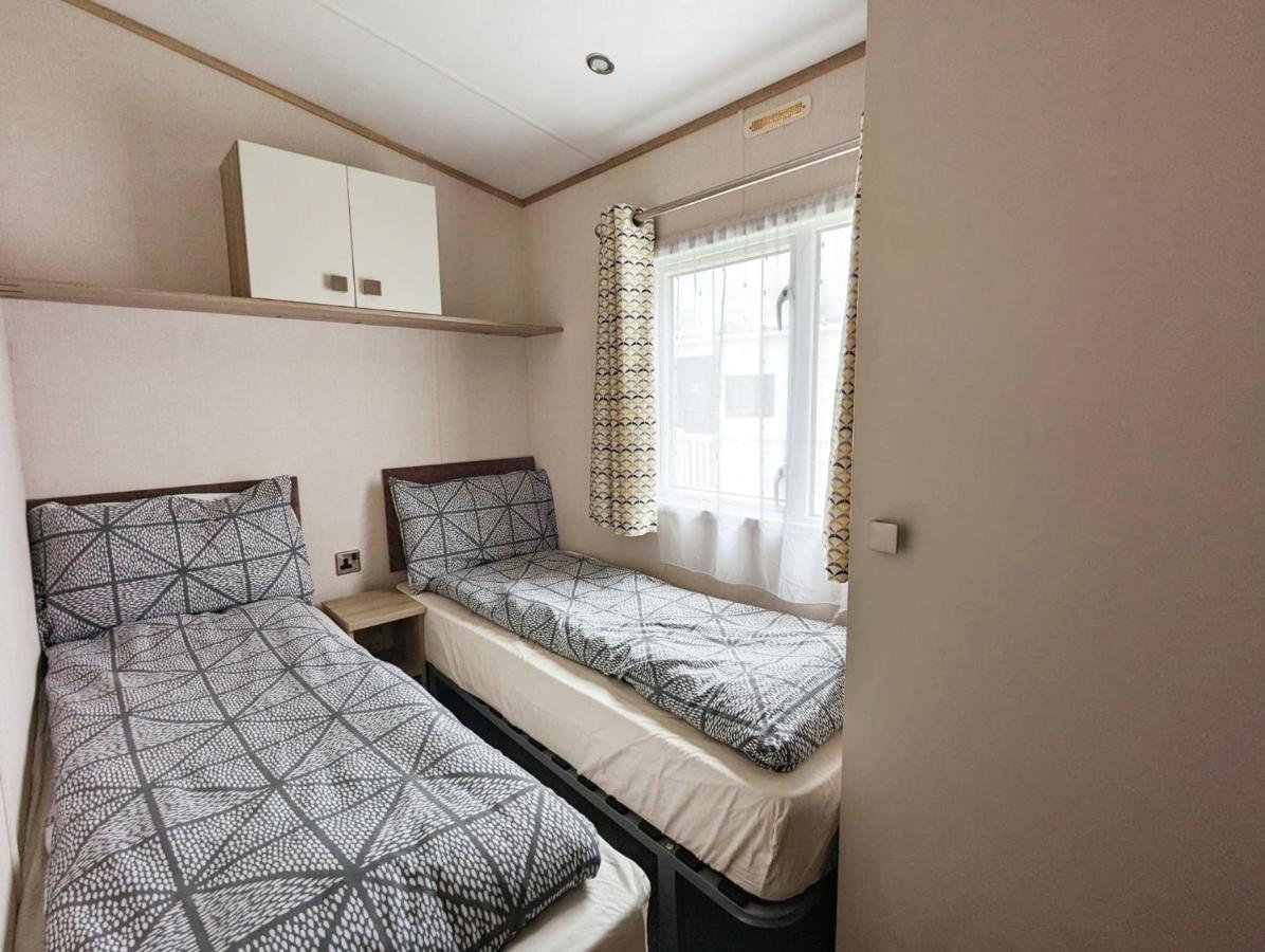 Villa Caravan In The Cotswolds Cirencester Exterior foto